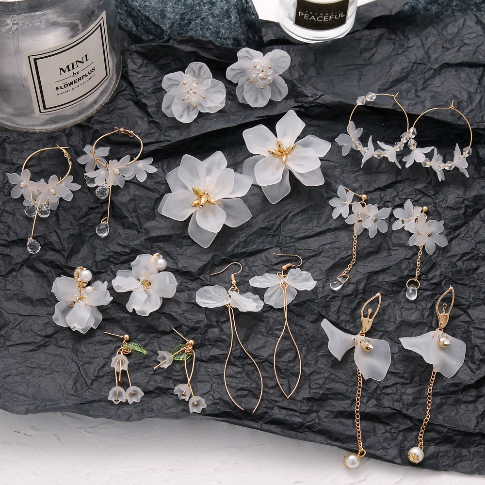 Fashion Trend White Acrylic Flower Drop Earrings Female Acrylic Alloy Tassel Chain Pendant Earrings Korean Wedding Earrings Fashion Trend White Acrylic Flower Drop Earrings Female Acrylic Alloy Tassel Chain Pendant Earrings Korean Wedding Earrings